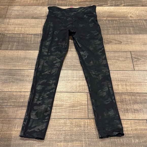 Spanx Faux Leather Camo Leggings Matte Black Womens Size S Cropped - Picture 1 of 12